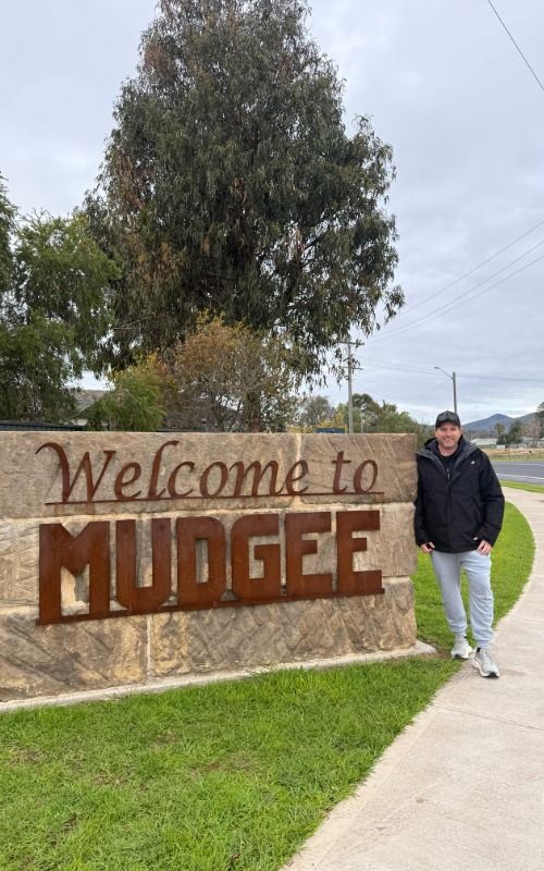 KBen standing next to the Welcome to Mudgee sign